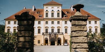 Hochzeit - Neuburg am Inn - Außenansicht unseres schönen Barockschlosses, welches von allen Seiten von einem Wassergraben umgeben ist. - Innviertler Versailles