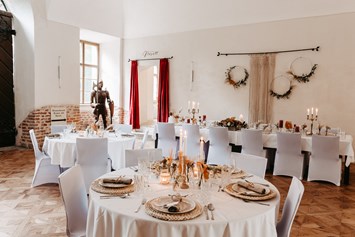 Hochzeit: Im Festsaal werden je nach Wunsch runde oder eckige Tische aufgebaut.  - Innviertler Versailles