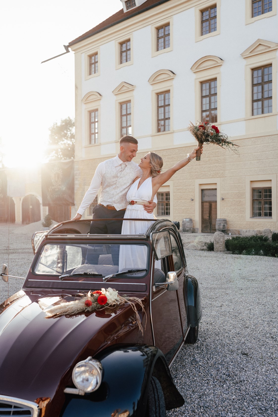 Hochzeit: Das Schloss bietet tolle Fotooptionen in und um das Gelände. - Innviertler Versailles