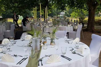 Hochzeit: Bei schönem Wetter decken wir für Sie auch gerne auf unserer Terrasse unter alten Kastanien ein... - Gutshof Thomashütte