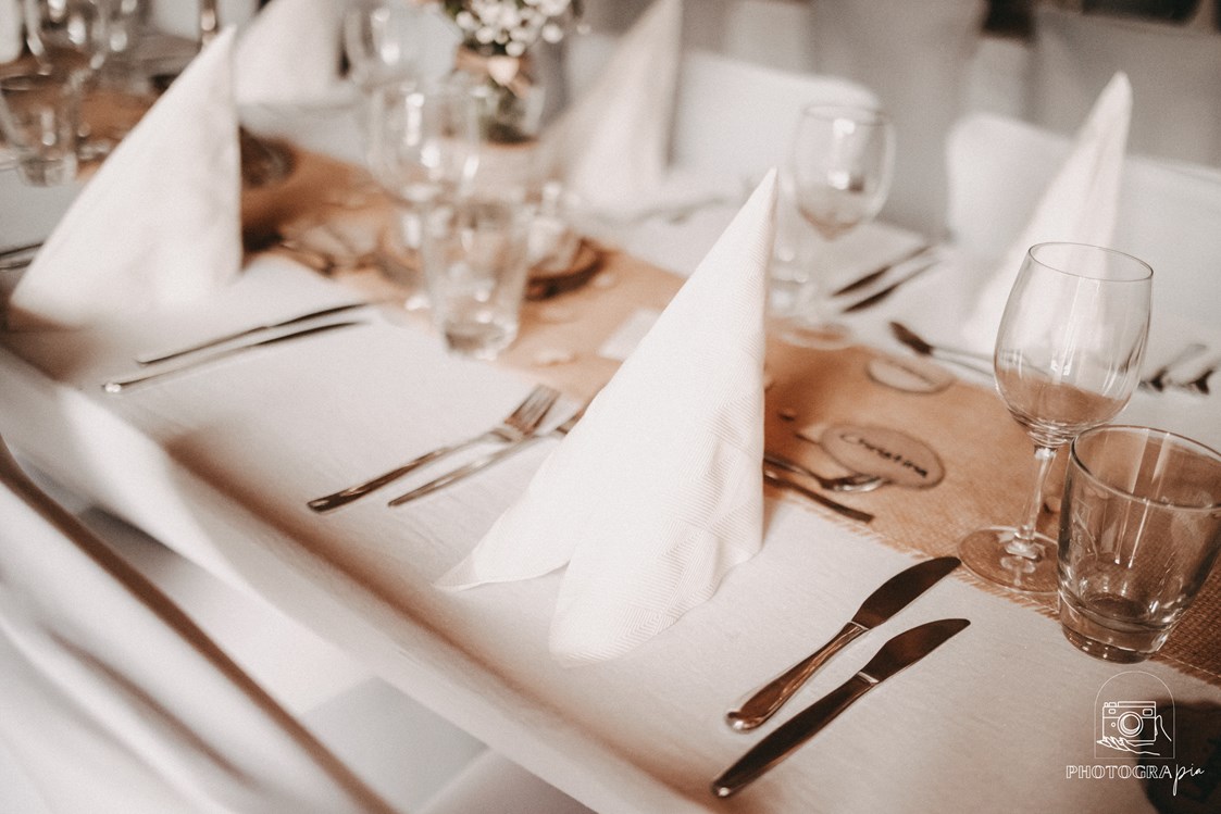 Hochzeit: Wir decken die Tische weiß ein... - Gutshof Thomashütte