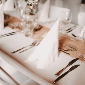 Hochzeit: Wir decken die Tische weiß ein... - Gutshof Thomashütte