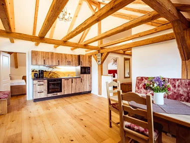 Hochzeit: Wohnküche Ferienwohnung 19  - Ferienhof Domäne Groschwitz