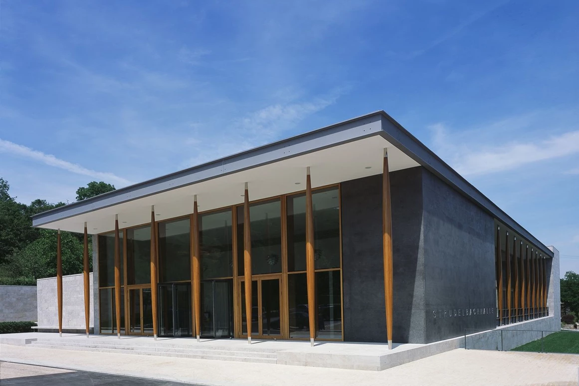 Hochzeit: Strudelbachhalle von außen - Haupteingang - Strudelbachhalle