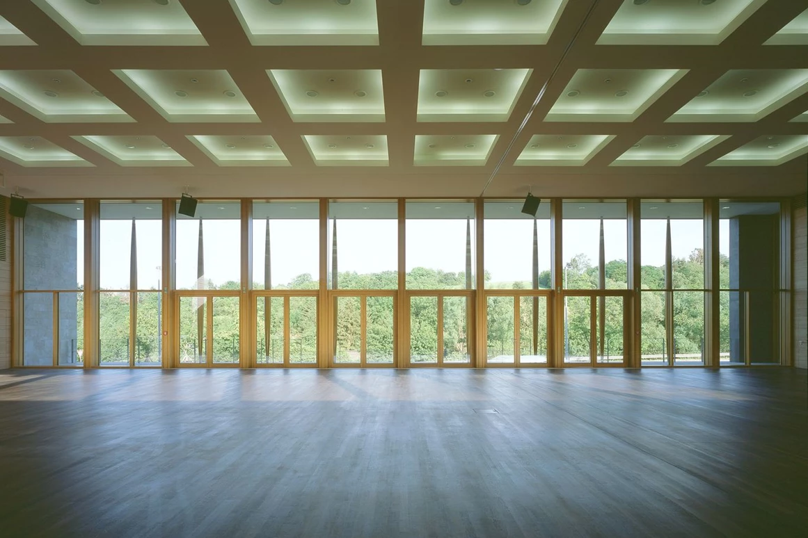 Hochzeit: Strudelbachhalle von innen - Großer Saal mit Blick nach draußen - Strudelbachhalle