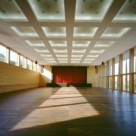 Hochzeit: Strudelbachhalle von innen - Großer Saal mit verschlossenen Vorhang auf der Bühne - Strudelbachhalle