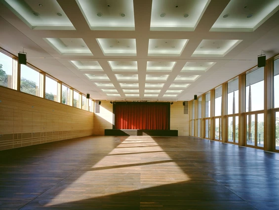 Hochzeit: Strudelbachhalle von innen - Großer Saal mit verschlossenen Vorhang auf der Bühne - Strudelbachhalle