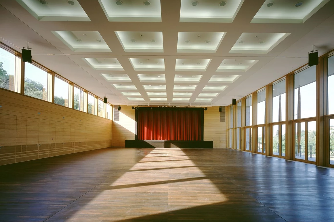 Hochzeit: Strudelbachhalle von innen - Großer Saal mit verschlossenen Vorhang auf der Bühne - Strudelbachhalle