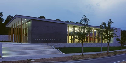 Hochzeit - Geeignet für: Private Feier (Taufe, Erstkommunion,...) - Leonberg (Böblingen) - Strudelbachhalle von außen - beleuchtet - Strudelbachhalle