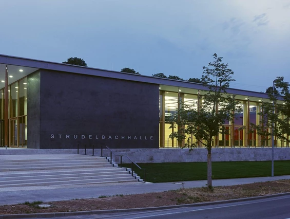 Hochzeit: Strudelbachhalle von außen - beleuchtet - Strudelbachhalle