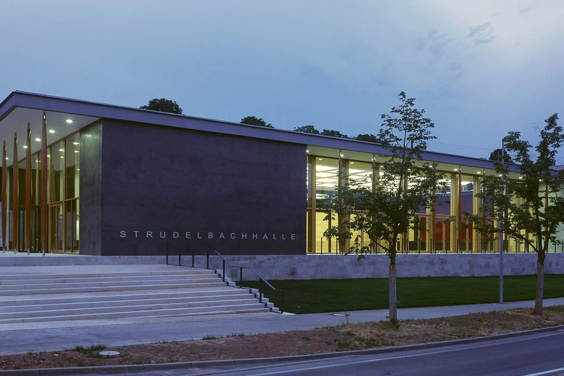 Hochzeit: Strudelbachhalle von außen - beleuchtet - Strudelbachhalle