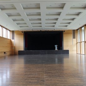 Hochzeit: Strudelbachhalle von innen - Großer Saal mit geöffnetem Vorhang auf der Bühne - Strudelbachhalle