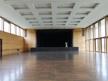 Hochzeit: Strudelbachhalle von innen - Großer Saal mit geöffnetem Vorhang auf der Bühne - Strudelbachhalle