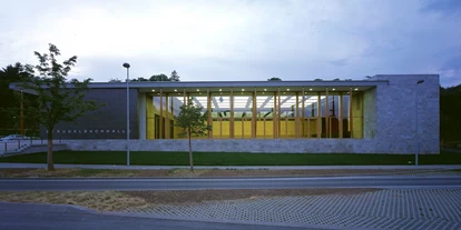 Hochzeit - Geeignet für: Private Feier (Taufe, Erstkommunion,...) - Leonberg (Böblingen) - Strudelbachhalle von außen - beleuchtet - Strudelbachhalle