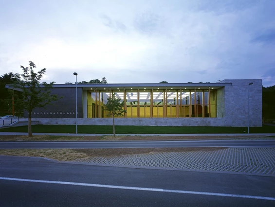 Hochzeit: Strudelbachhalle von außen - beleuchtet - Strudelbachhalle