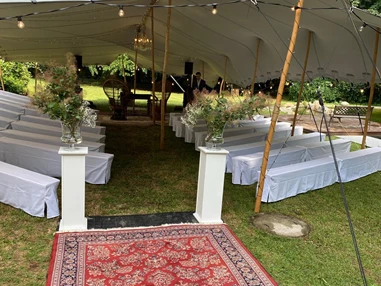 Hochzeitslocation: Outdoor im Schlosspark mit Zelt  - Schloss Nikitsch