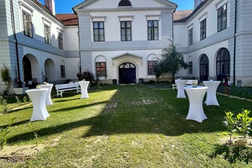 Hochzeit: Innenhof - Schloss Nikitsch