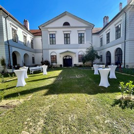 Hochzeit: Innenhof - Schloss Nikitsch