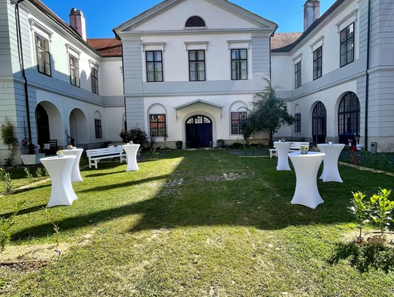 Hochzeitslocation: Innenhof - Schloss Nikitsch