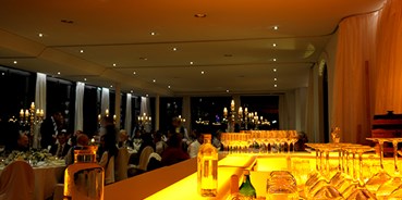 Hochzeit - Münsing - Festsaal und beleuchtete Bar  - ViCulinaris im Kolbergarten