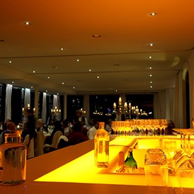 Hochzeit: Festsaal und beleuchtete Bar  - ViCulinaris im Kolbergarten