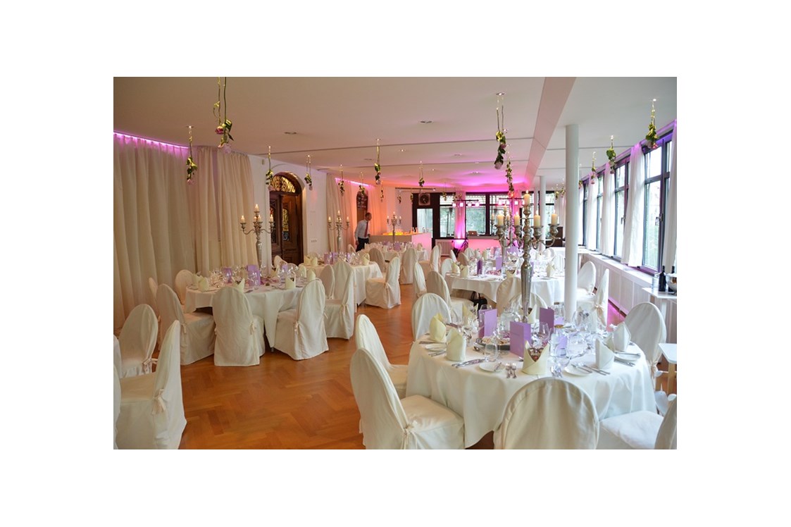Hochzeit: Festsaal mit hängender Dekoration - ViCulinaris im Kolbergarten