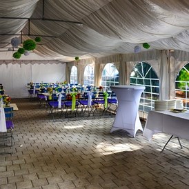 Hochzeit: Festzelt für Kaffee und Kuchen - ViCulinaris im Kolbergarten