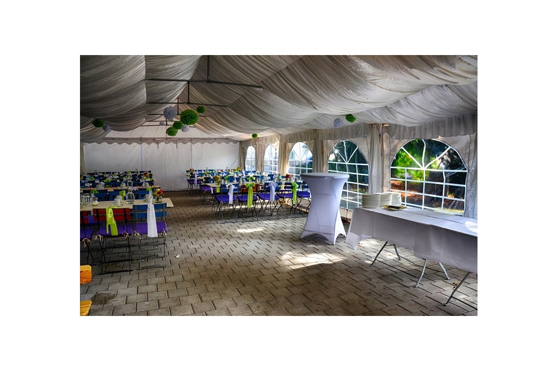 Hochzeit: Festzelt für Kaffee und Kuchen - ViCulinaris im Kolbergarten