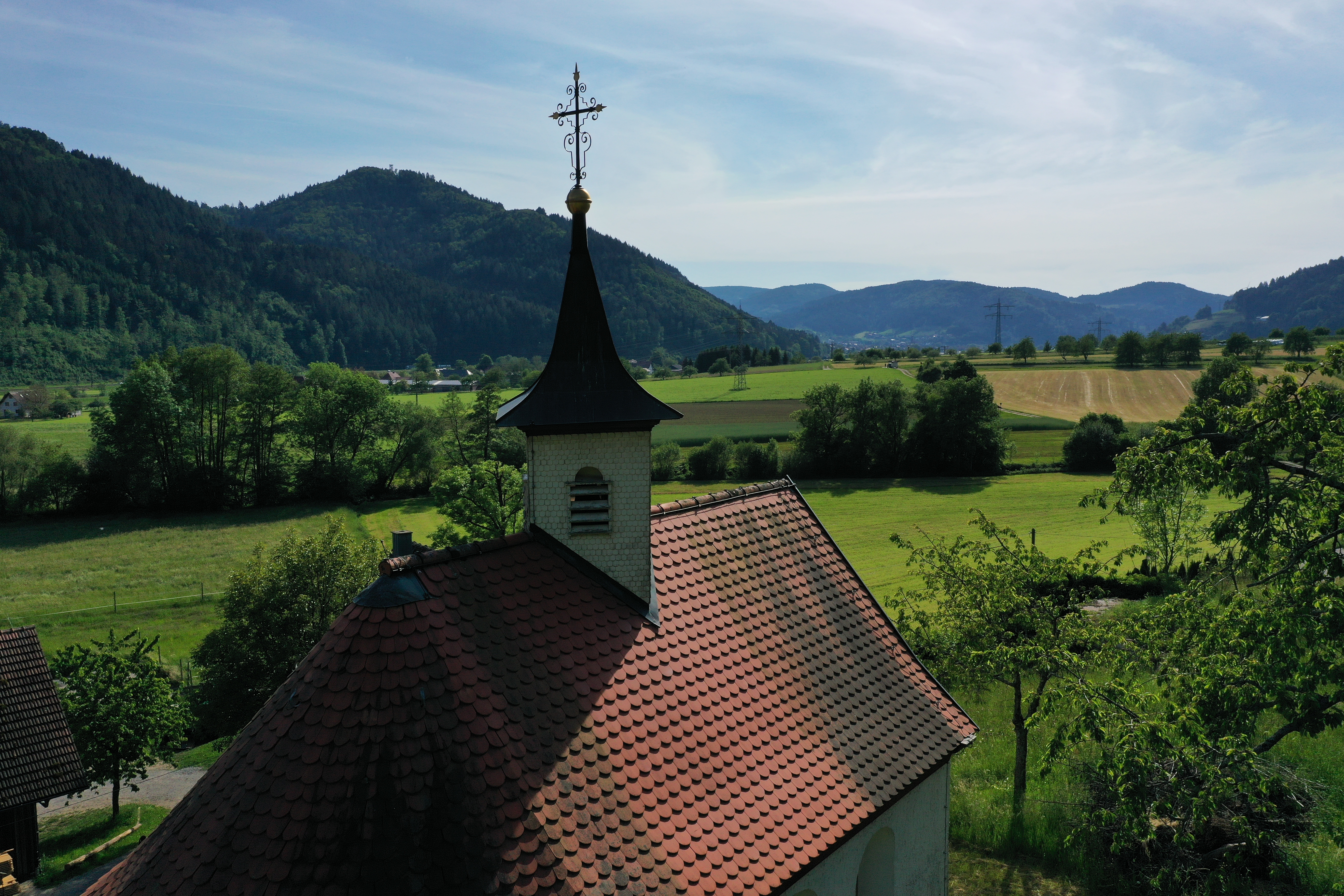 Hochzeit - Frühlingshochzeit - Hausach - Unsere Martinshof Kapelle bietet einen schönen Ausblick über das Kinzigtal. - Martinskapelle auf dem Martinshof