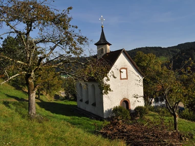 Hochzeitslocation: Die Kapelle liegt erhaben über dem Hof und bietet einen schönen Blick ins Tal. - Martinskapelle auf dem Martinshof