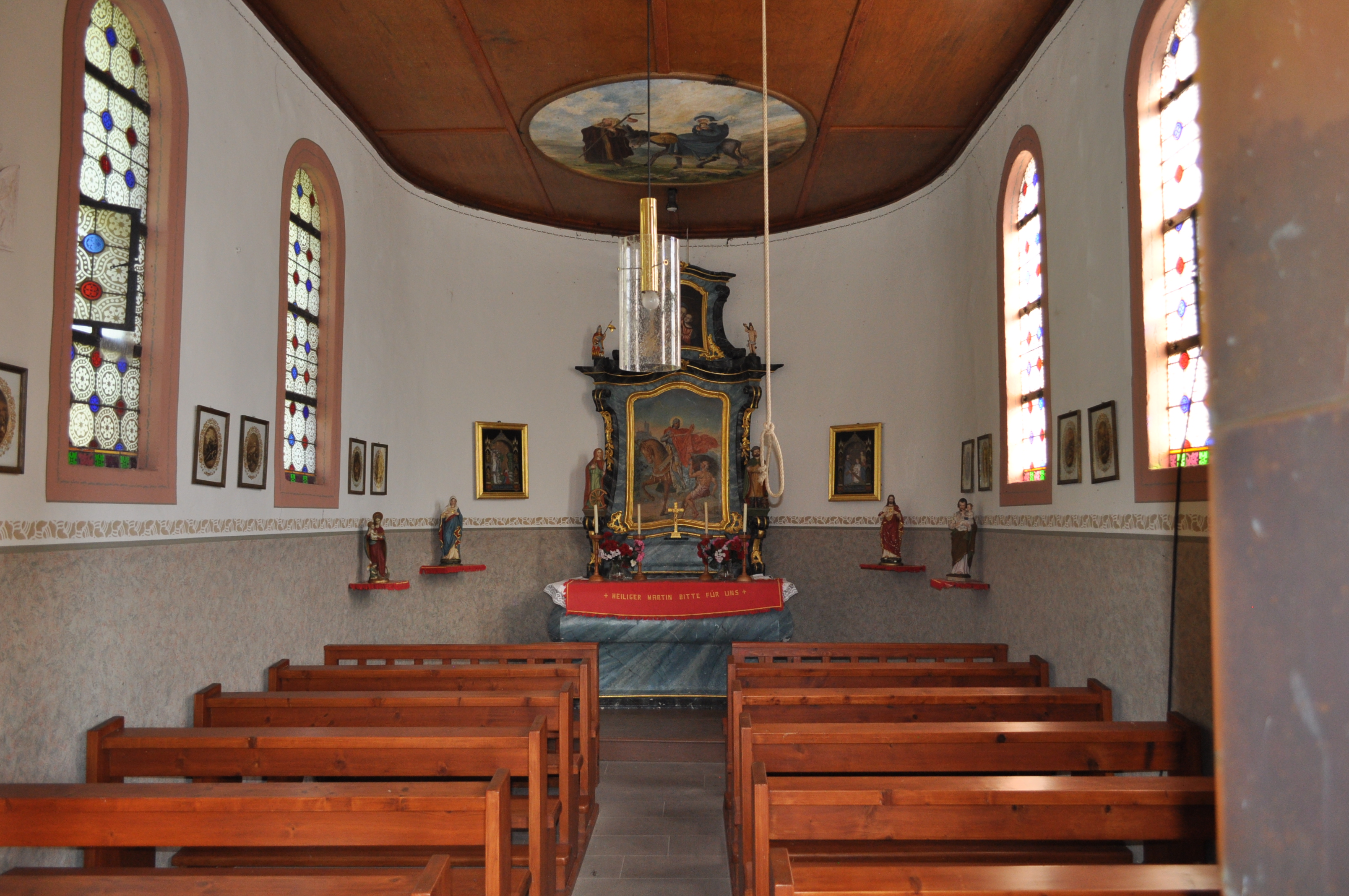 Hochzeit: Im Inneren der Kapelle gibt es einen schönen Altar mit dem Heiligen St. Martin als Altarbild und Platz für ca. 35-40 Personen. - Martinskapelle auf dem Martinshof