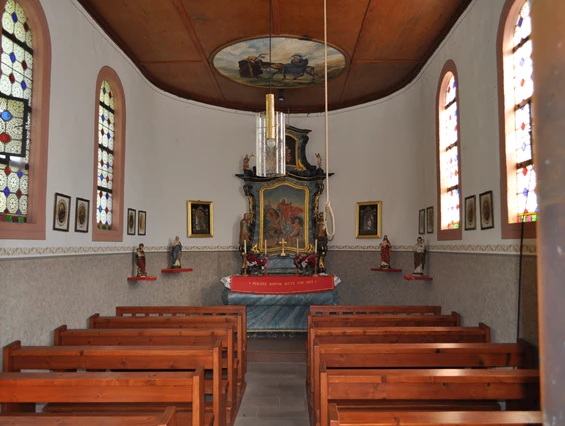 Hochzeitslocation: Im Inneren der Kapelle gibt es einen schönen Altar mit dem Heiligen St. Martin als Altarbild und Platz für ca. 35-40 Personen. - Martinskapelle auf dem Martinshof
