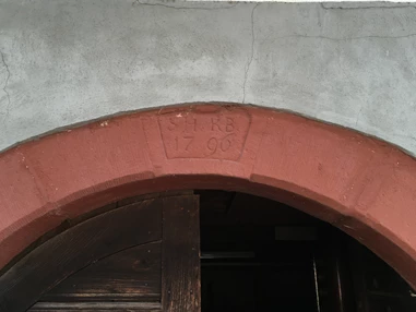 Hochzeitslocation: Immer wieder wurde der Hof im Laufe der Zeit renoviert. Hier ist der Keller zur Hofeigenen Schnapsbrennerei. - Martinskapelle auf dem Martinshof