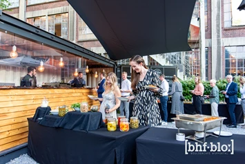 Hochzeit: BBQ-Buffet vom hauseigenen Foodcontainer. - Bahnhof Blo