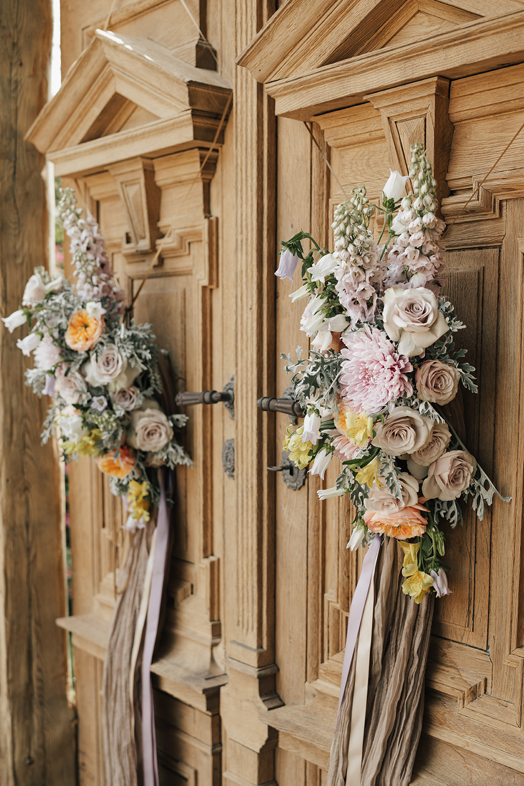 Hochzeitslocation: Alte Kirchentüren neu restauriert. Perfekt für den First Look und traumhafter Fotospot.  - Weingut Jöbstl Stammhaus 