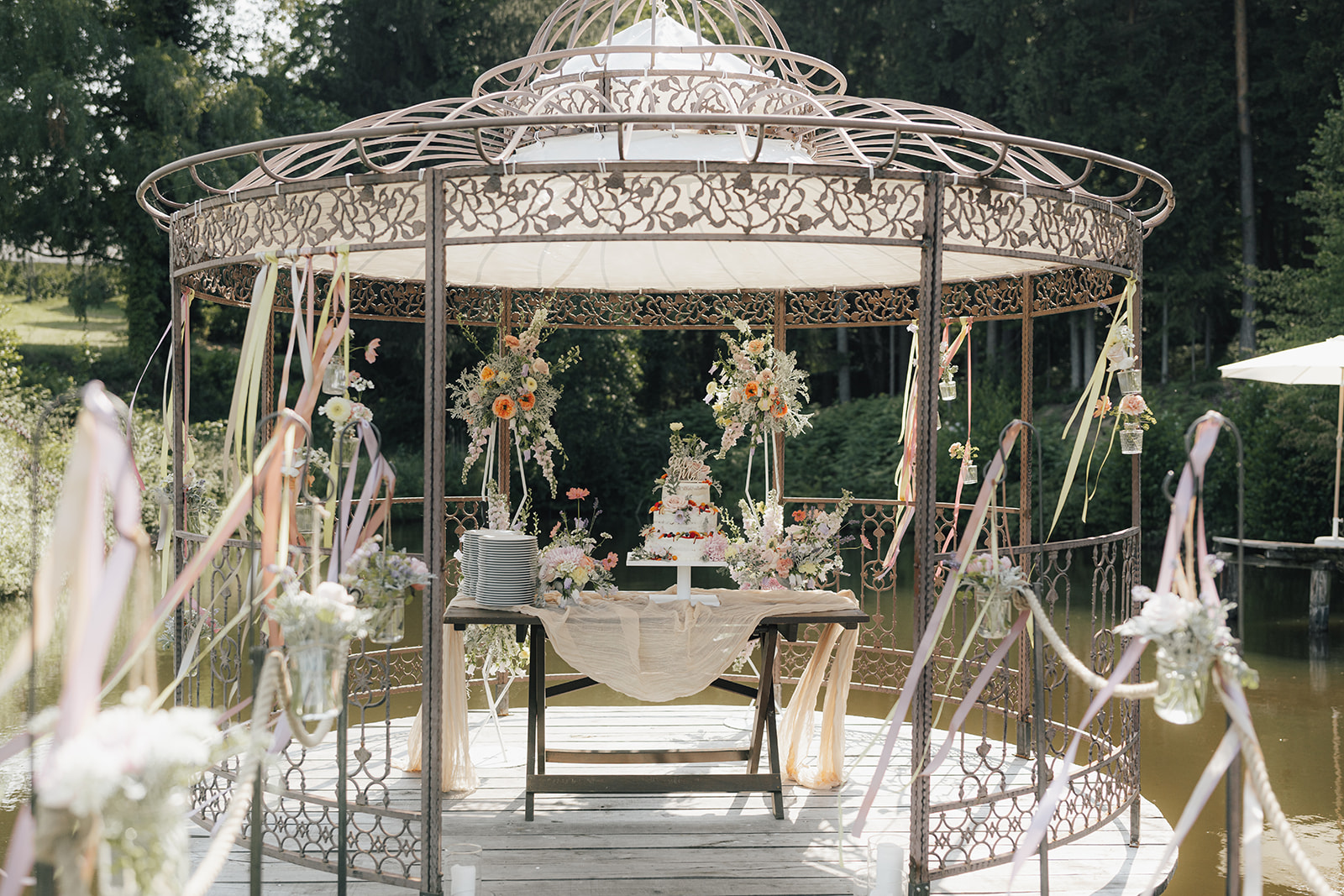 Hochzeitslocation: Pavillon am Teich für den Tortenanschnitt - Weingut Jöbstl Stammhaus 
