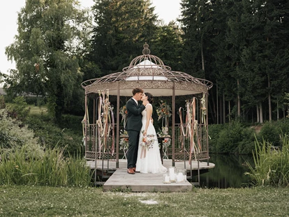 Mariage - Frühlingshochzeit - Fotosport am Pavillon am Teich - Weingut Jöbstl Stammhaus