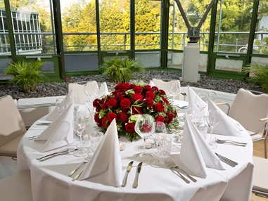 Hochzeit: Panoramarestaurant in der Stadthalle Hagen | Tischdekoration nach Ihren Wünschen - Panoramarestaurant in der Stadthalle Hagen