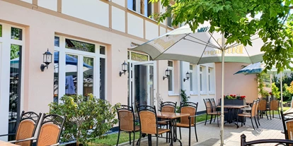 Mariage - Kastellaun - Wein- und Biergarten hinter dem Haus, direkter Zugang vom Festsaal - Landgasthof Winzerscheune in Valwig an der Mosel