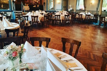 Hochzeit: Hochzeitssaal und Bühne - Dithmarscher Hof