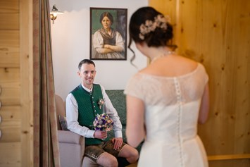 Hochzeit: Das Brautkleid - das Geheimnis ist gelüftet im romantischen Ferienhaus des Narzissendorf Zloam. - Narzissendorf Zloam