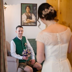 Hochzeit: Das Brautkleid - das Geheimnis ist gelüftet im romantischen Ferienhaus des Narzissendorf Zloam. - Narzissendorf Zloam