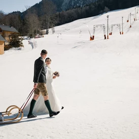 Hochzeit: Ein Wintermärchen wird wahr - eine Winterhochzeit im Narzissendorf Zloam in Grundlsee. - Narzissendorf Zloam