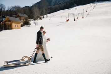 Hochzeit: Ein Wintermärchen wird wahr - eine Winterhochzeit im Narzissendorf Zloam in Grundlsee. - Narzissendorf Zloam