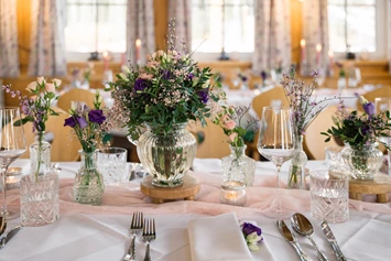 Hochzeit: Wiesenblumen sind eine wunderbare Dekoration für die Traumhochzeit im Narzissendorf Zloam. - Narzissendorf Zloam