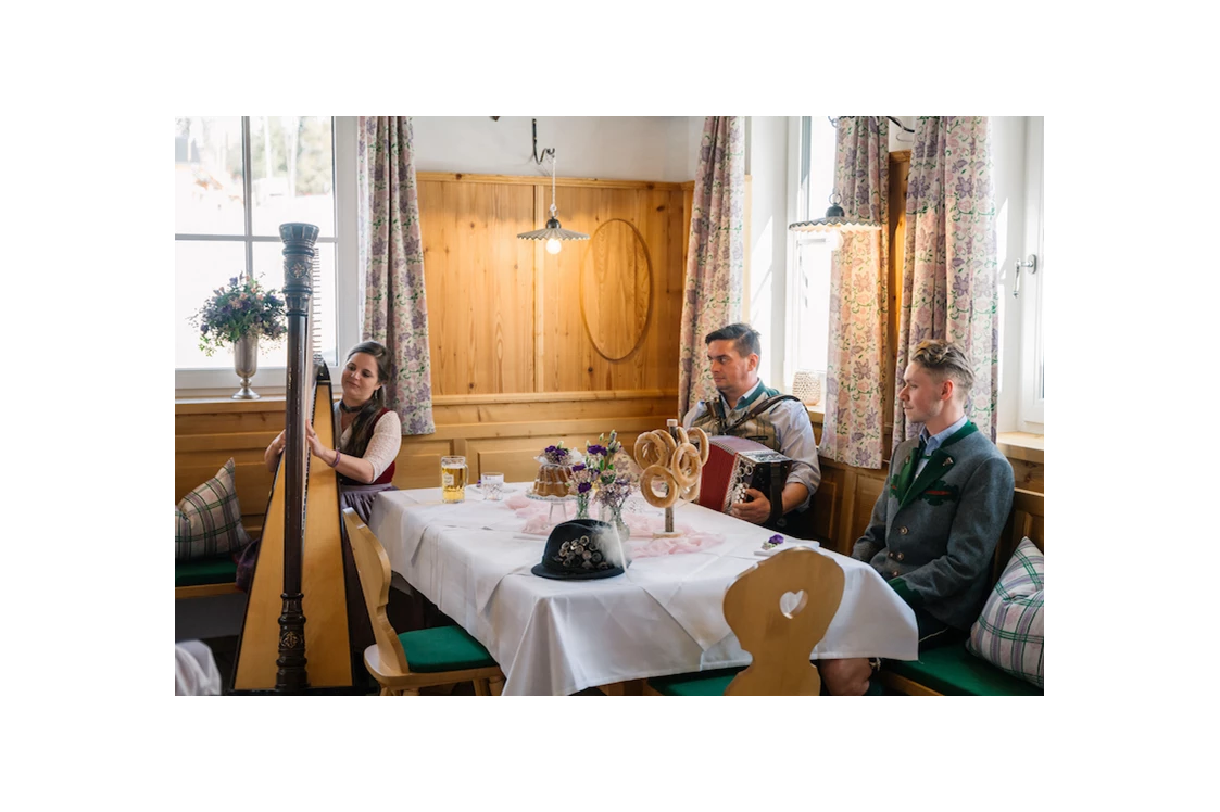 Hochzeit: Wunderbare Klänge von Ausseer Musikern beim Zloam Wirt im Narzissendorf Zloam. - Narzissendorf Zloam