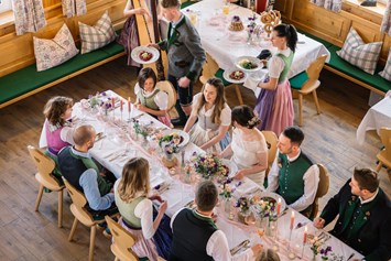 Hochzeit: Eine Hochzeit ist ein Fest mit Freunden - den idealen Rahmen bietet der Zloam Wirt im Narzissendorf Zloam. - Narzissendorf Zloam