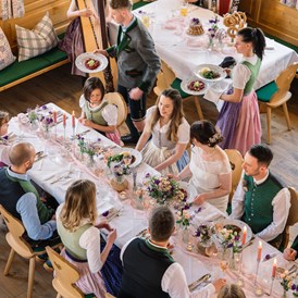 Hochzeit: Eine Hochzeit ist ein Fest mit Freunden - den idealen Rahmen bietet der Zloam Wirt im Narzissendorf Zloam. - Narzissendorf Zloam