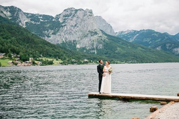 Hochzeit: Ein Platz für traumhafte Fotos ist der Grundlsee bei einer Hochzeit im Narzissendorf Zloam. - Narzissendorf Zloam