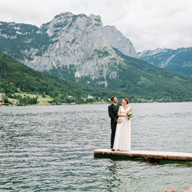 Hochzeit: Ein Platz für traumhafte Fotos ist der Grundlsee bei einer Hochzeit im Narzissendorf Zloam. - Narzissendorf Zloam